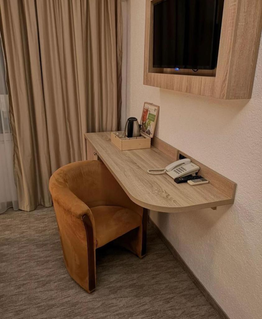 Hotel Ideall Podgorica Bagian luar foto
