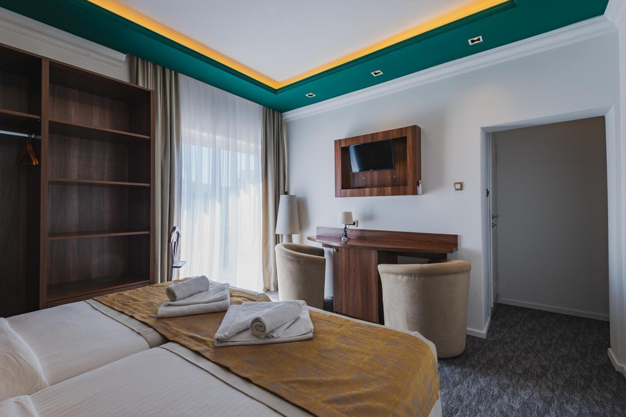 Hotel Ideall Podgorica Bagian luar foto