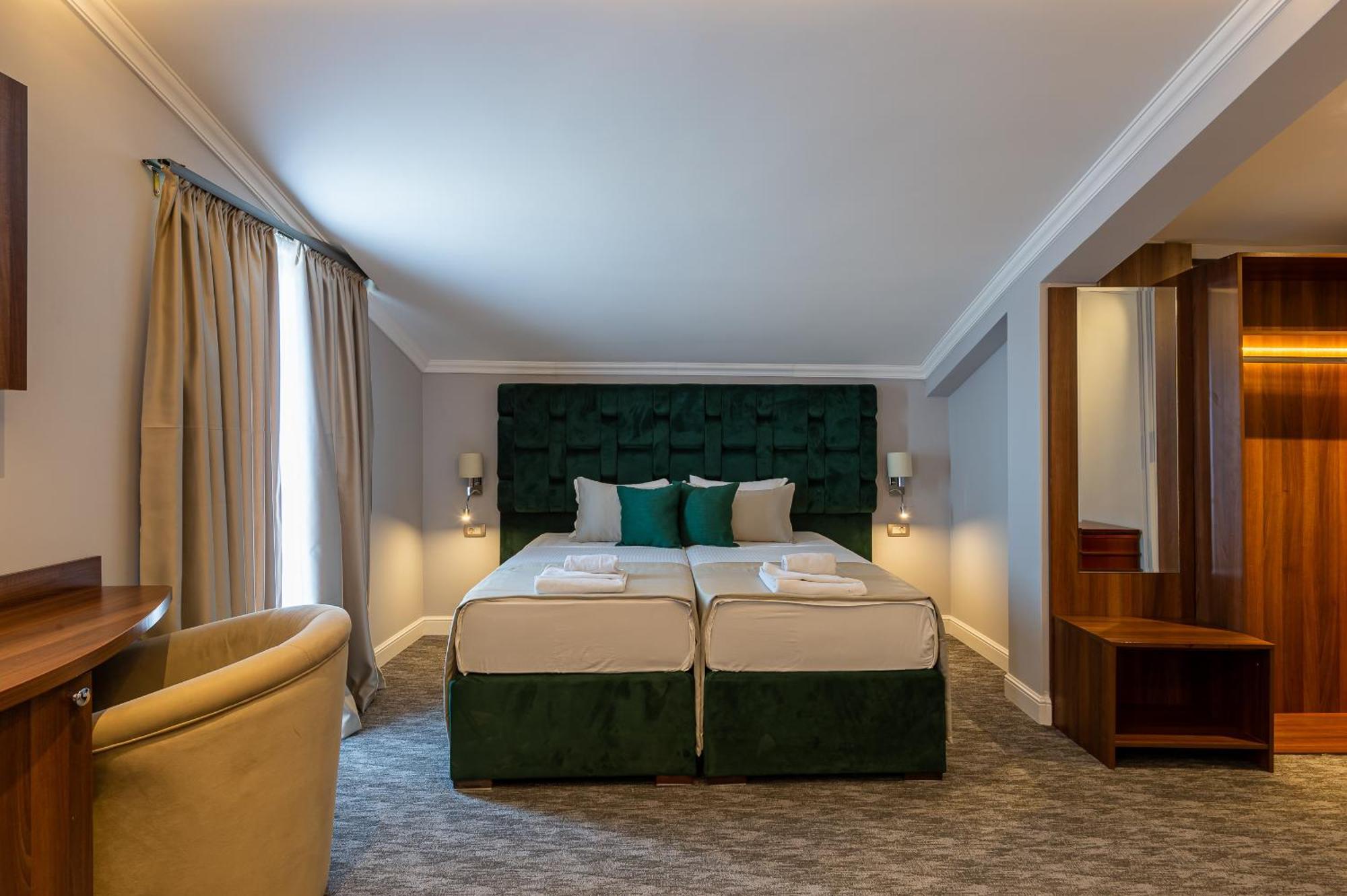 Hotel Ideall Podgorica Bagian luar foto