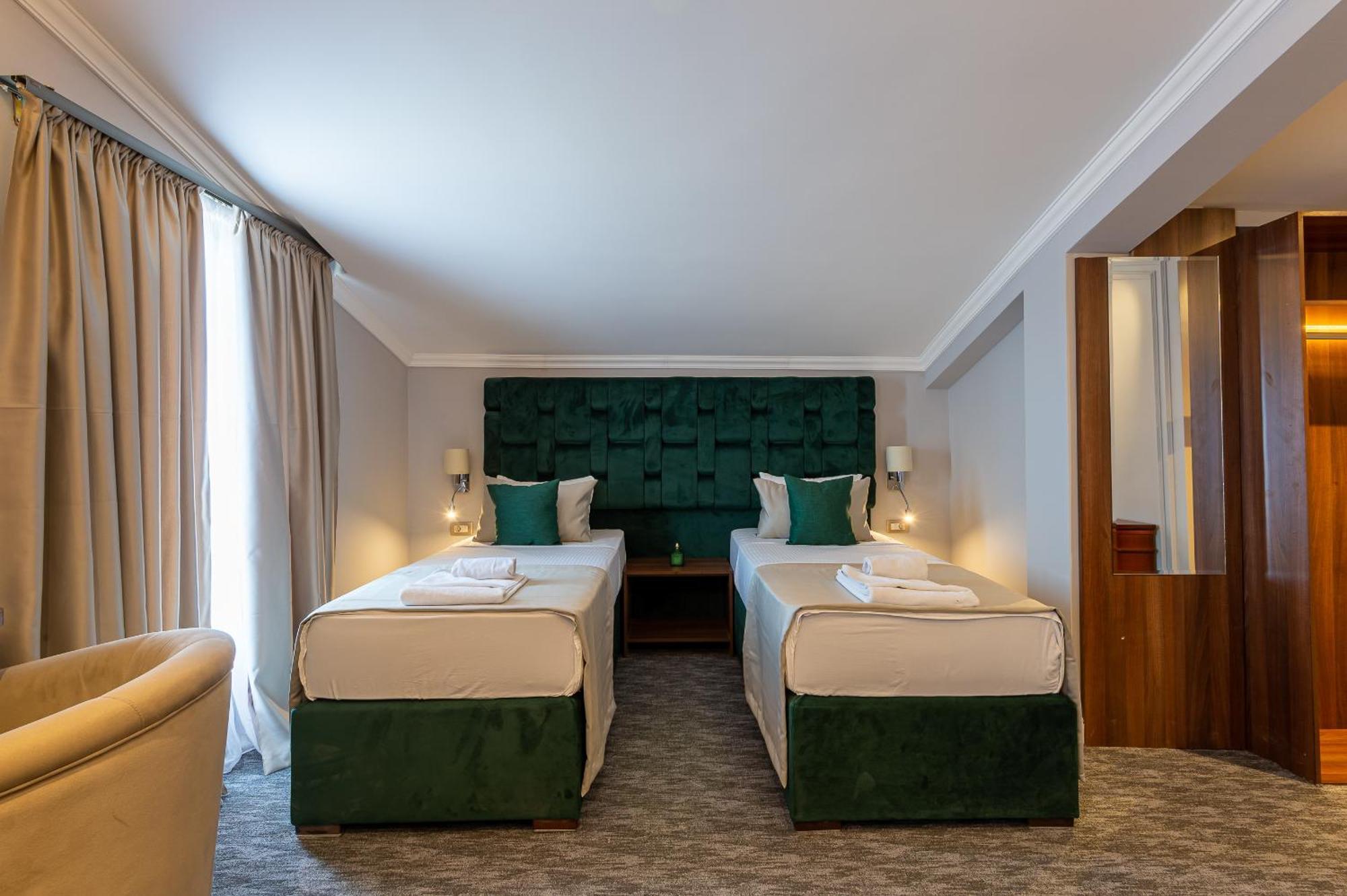 Hotel Ideall Podgorica Bagian luar foto