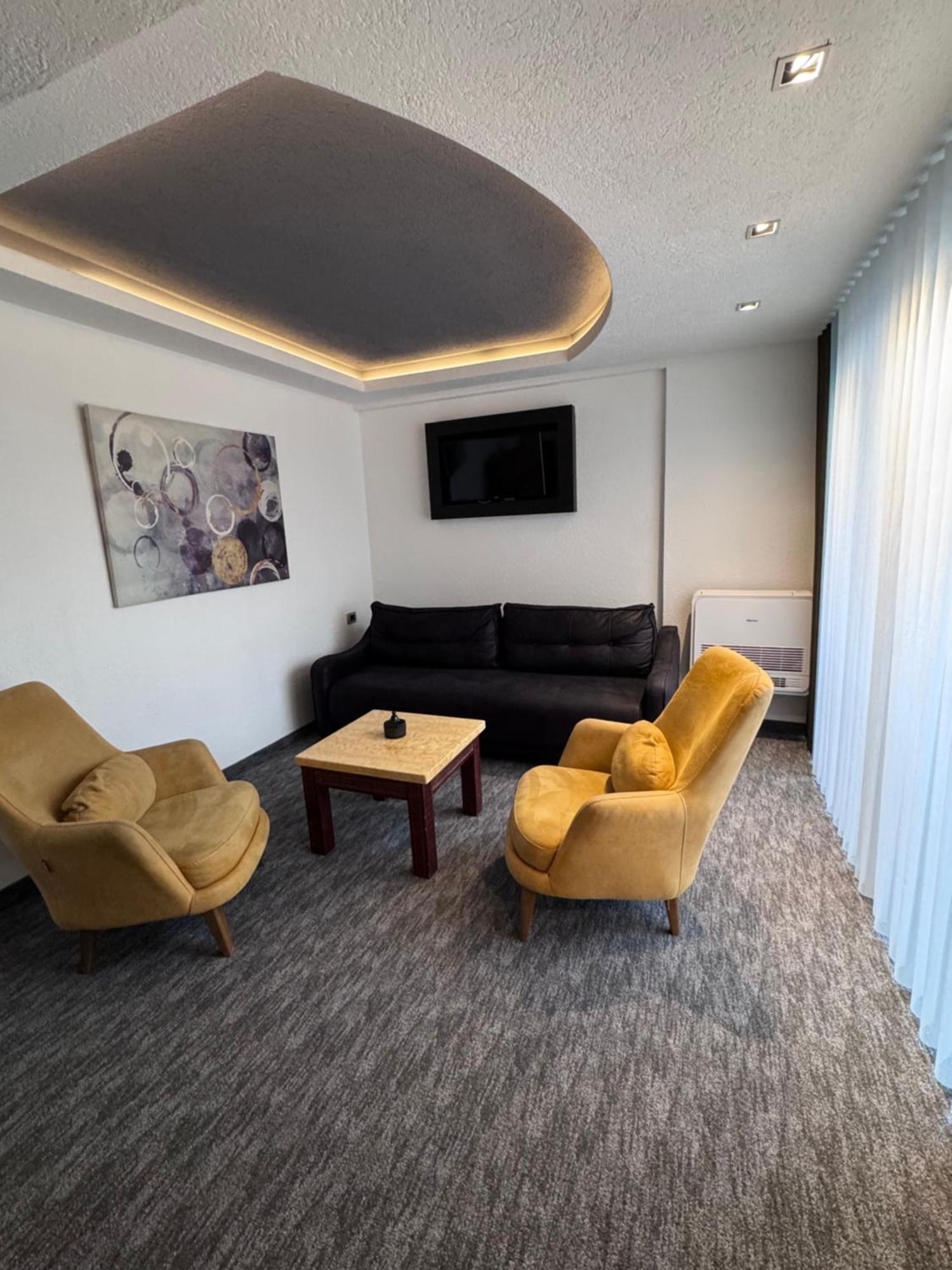 Hotel Ideall Podgorica Bagian luar foto
