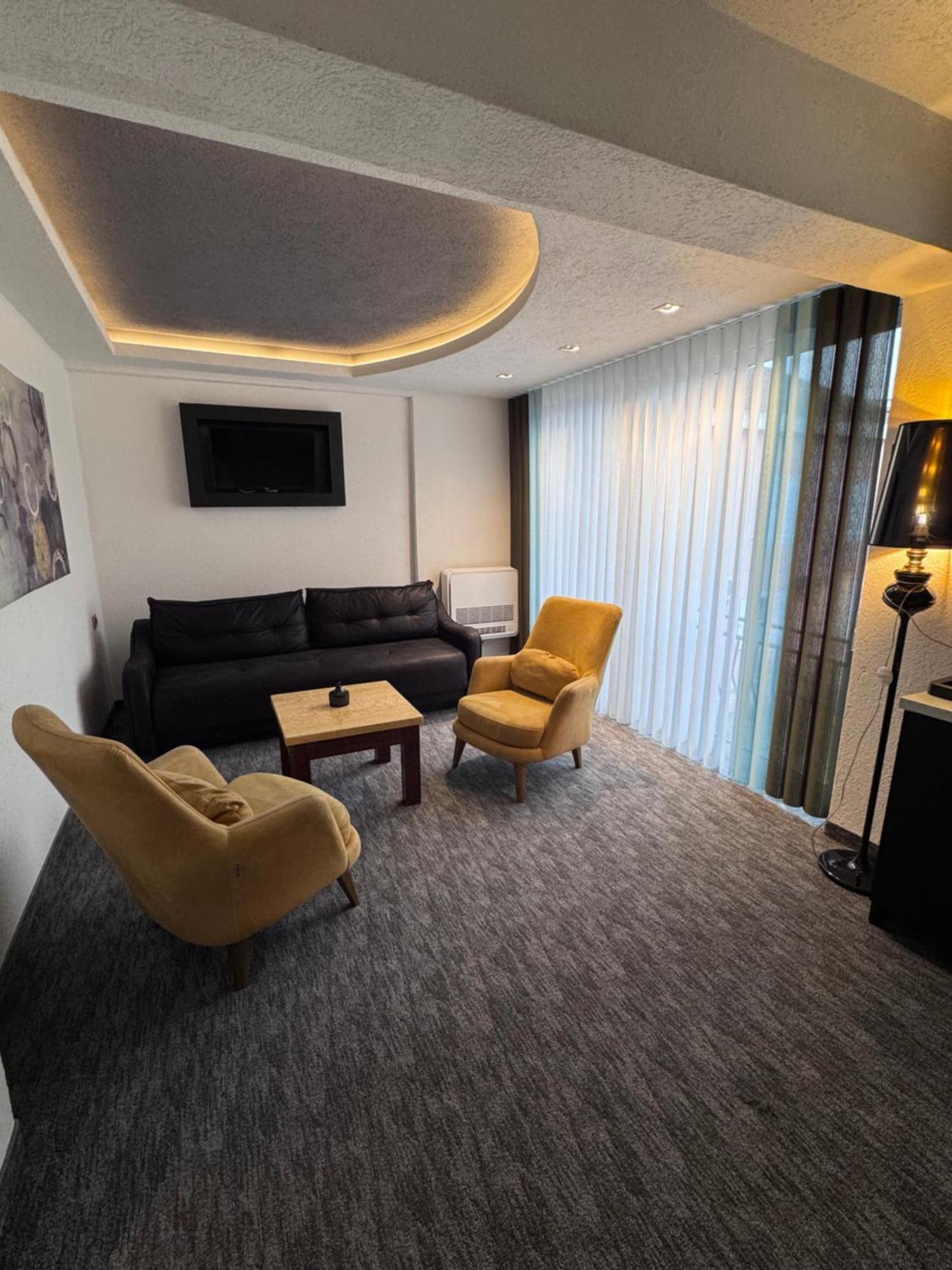 Hotel Ideall Podgorica Bagian luar foto